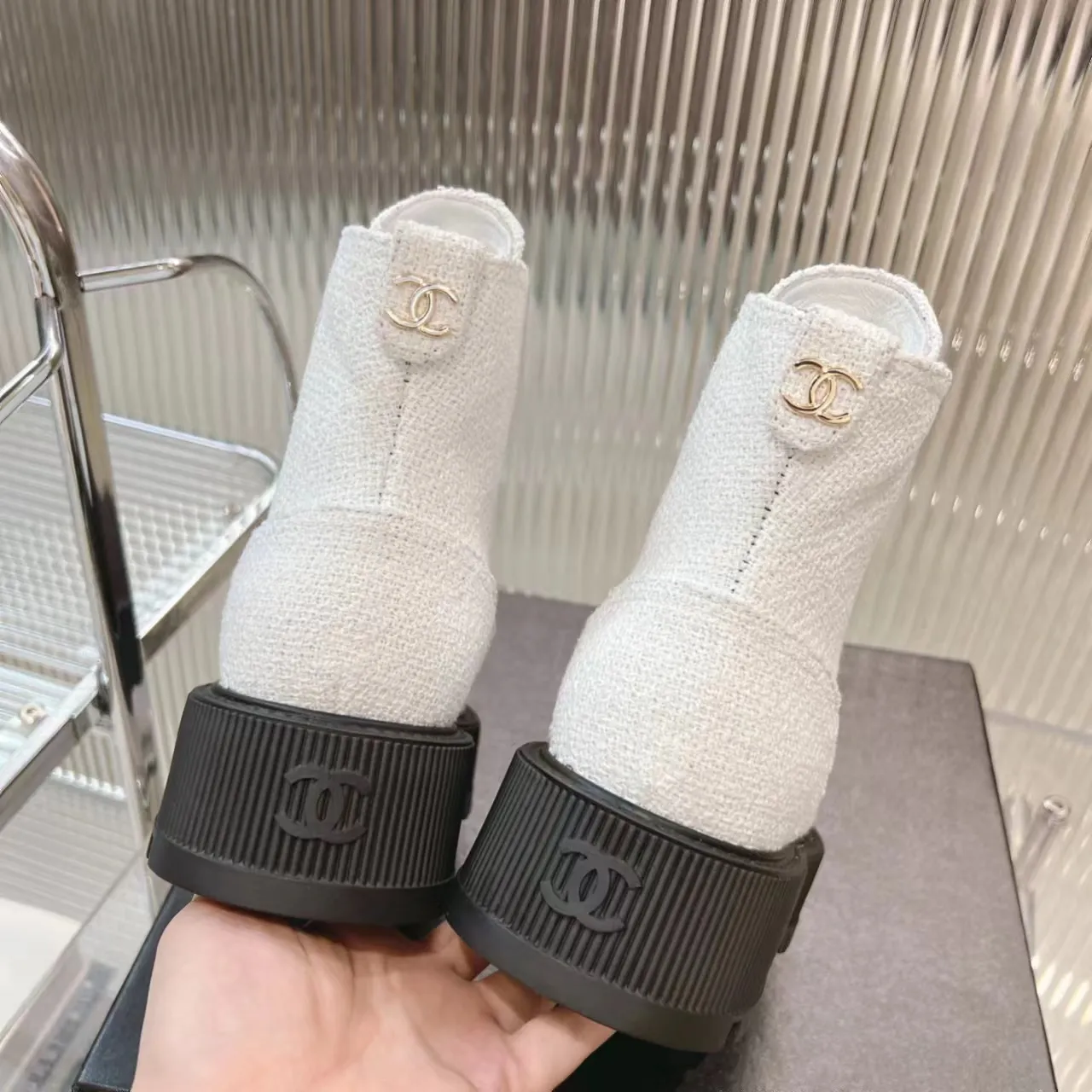 👟👟Ex-factory price 560👟👟 𝗖𝗛𝗔𝗡𝗘𝗟𝟐𝟑B Chanel𝐅𝐖A must-have for autumn and winter, diamond motorcycle boots, Martin boots, Xiaoxiangjia's super classic motorcycle boots, sweet and cool shape, can easily increase the height of the upper foot and lengthen the leg shape. Matching letters 𝐥𝐨𝐠𝐨 are fashionable and fashionable. A one-to-one replica of the original. 👟Fabric: Original custom fabric ▪️Heel height: 𝟒𝐜𝐦 ▪️Inner: Sheepskin ▫️𝐒𝐢𝐳𝐞:𝟑𝟓-𝟒𝟏𝐌(𝟒𝟎, 𝟒𝟏 customization is not returnable) ▪️Sole: original 1:1 mold 𝐓𝐏𝐔 outsole (not a cheap rubber sole on the market) ▫️Color: black blue White (three colors included) ▪️Combined with original full set of packaging📦